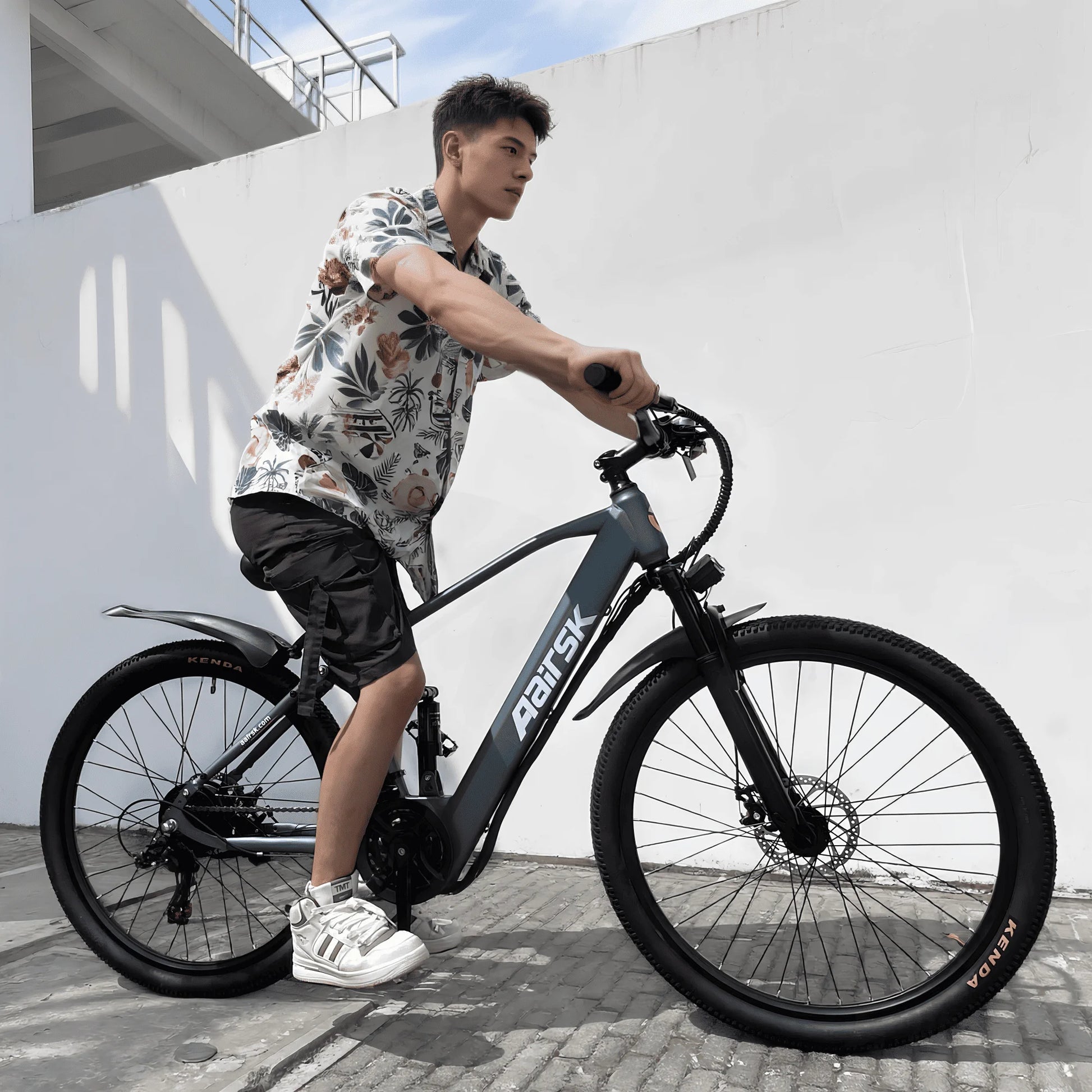 26'' Electric Bike for Adults,750W Peak Motor Mountain Ebike,25MPH Up to 40Miles,7-Speed,Shock Absorbers,Commuter E-Bike