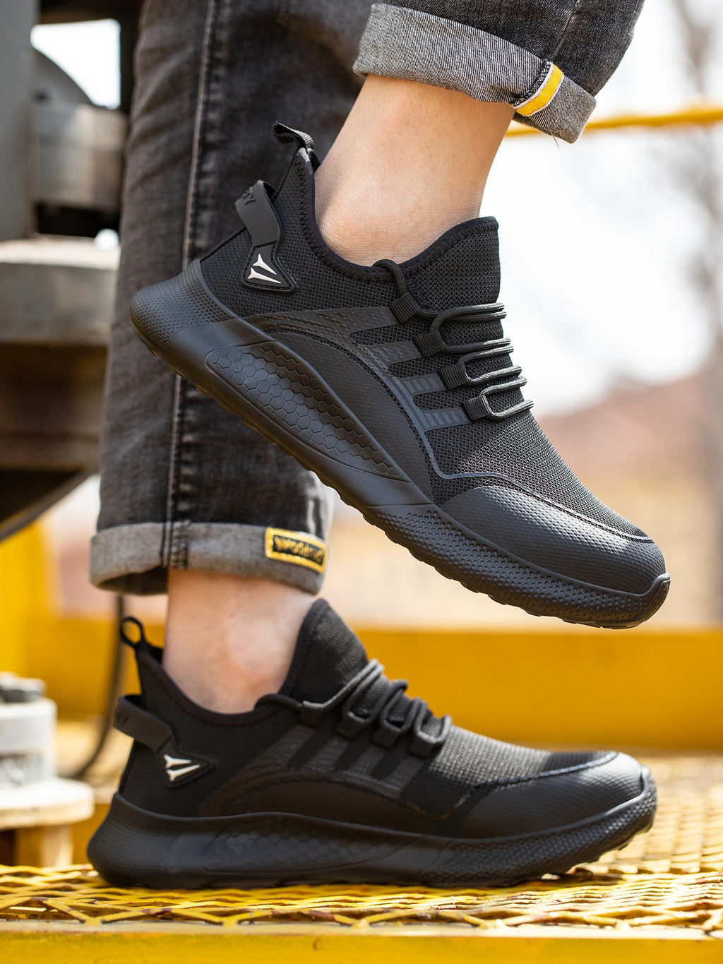 New Breathable Lightweight Work Shoes Comfortable Soft Safety Shoes European Standard Safety Shoes Sport Safety Steel-Toed Shoes