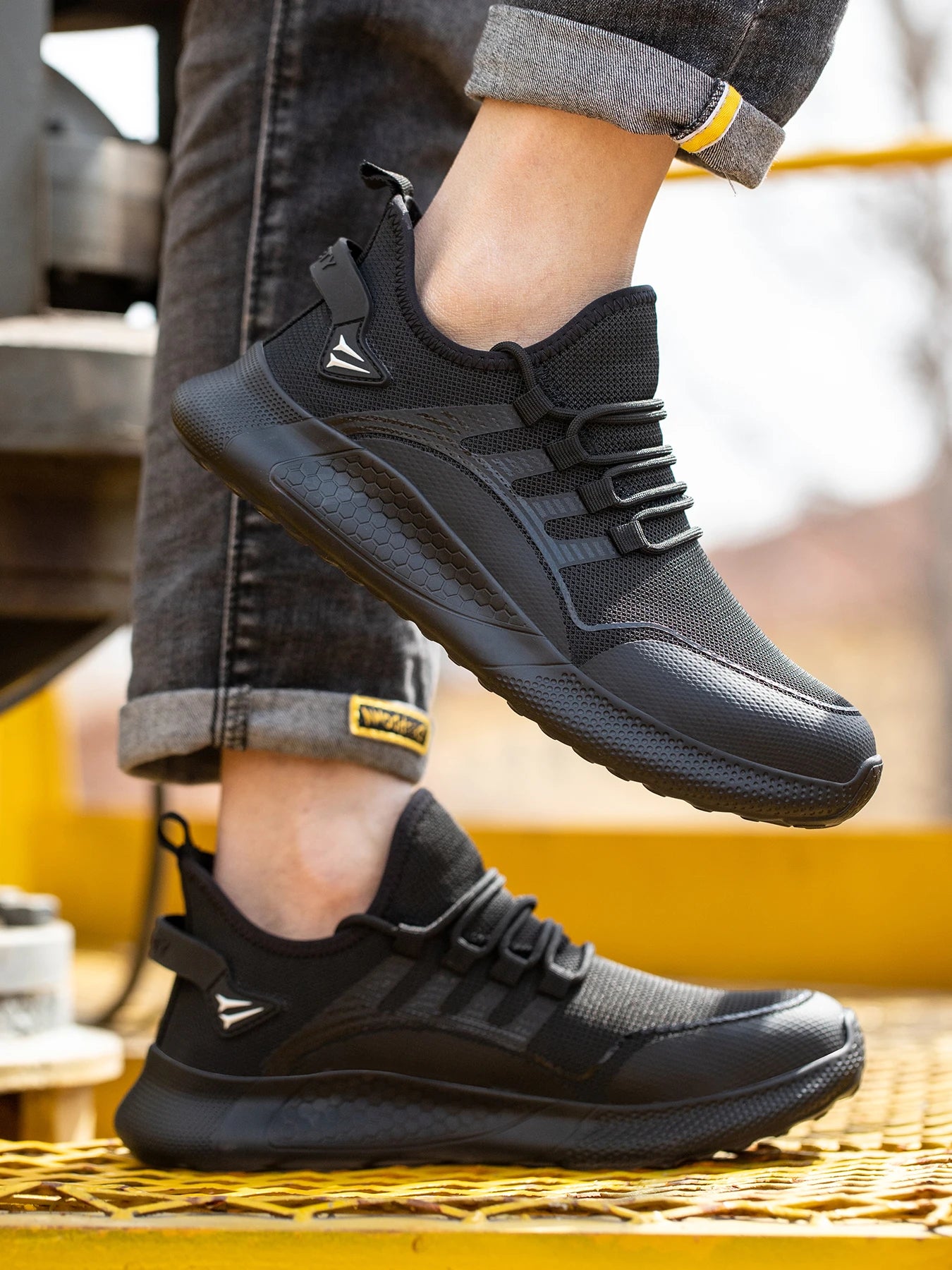 New Breathable Lightweight Work Shoes Comfortable Soft Safety Shoes European Standard Safety Shoes Sport Safety Steel-Toed Shoes