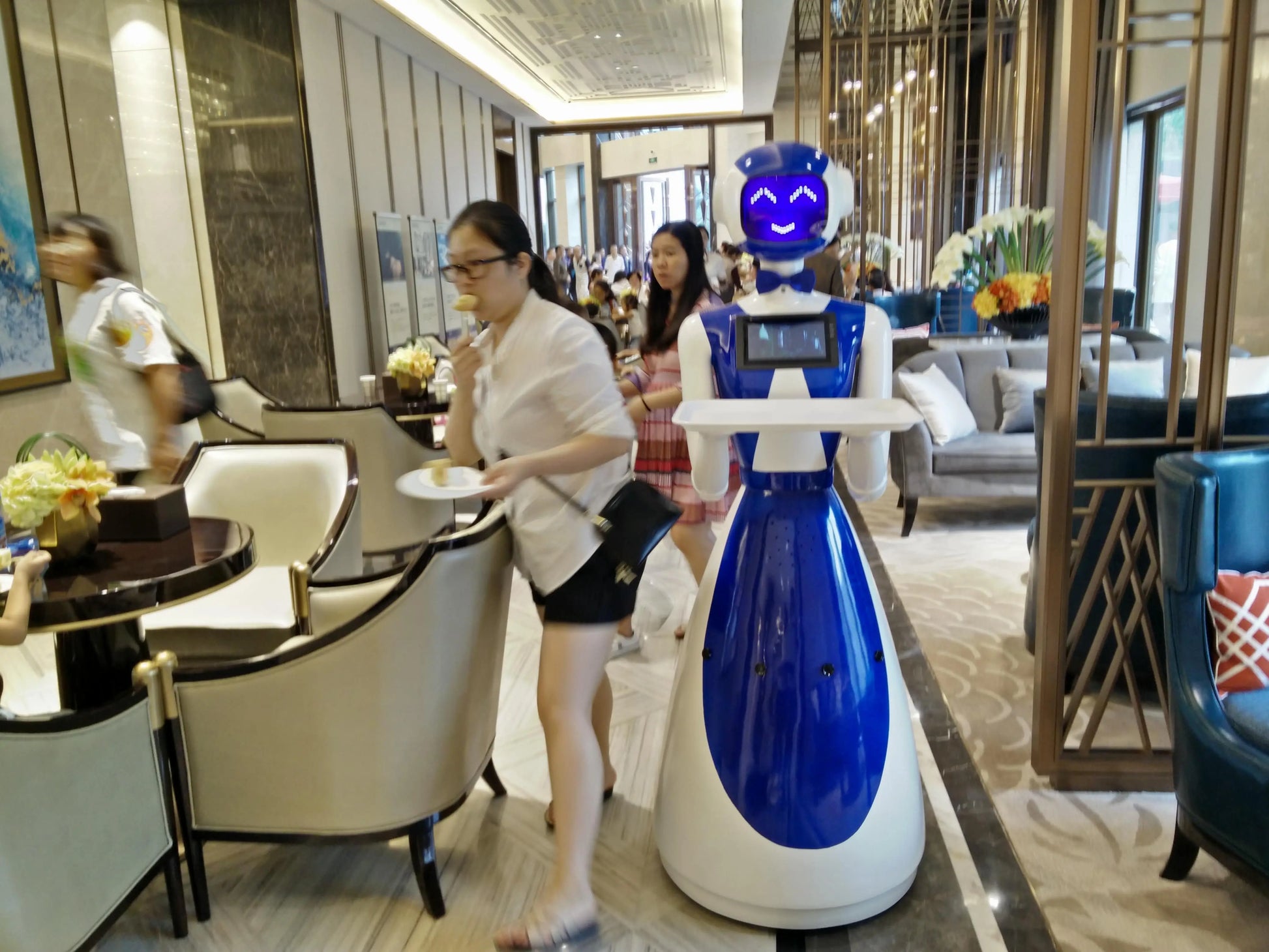 Humanoid Size Intelligent Delivery Robot Restaurant Service Robot